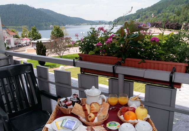 Chambre avec balcon vue lac hôtel Beau Rivage Gérardmer Vosges