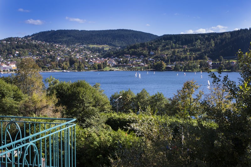 Vue sur le lac depuis Le Manoir au Lac hôtel 4****