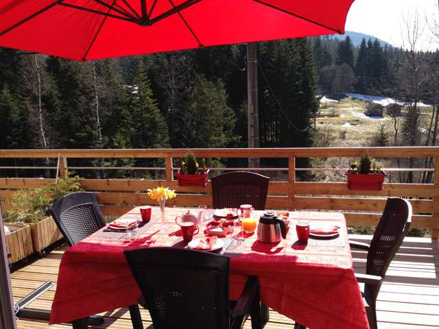 Petit déjeuner en terrasse chambres d'hôtes l'Eden de floridylle Xonrupt-Longemer Vosges