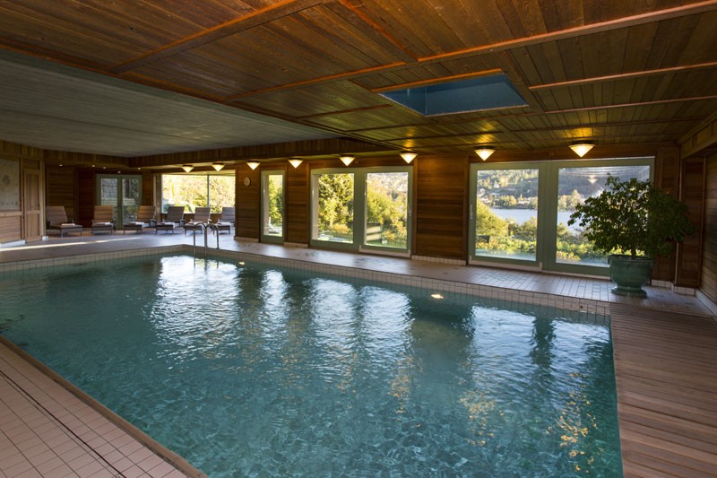 Piscine de l'hôtel Le Manoir au Lac hôtel 4****