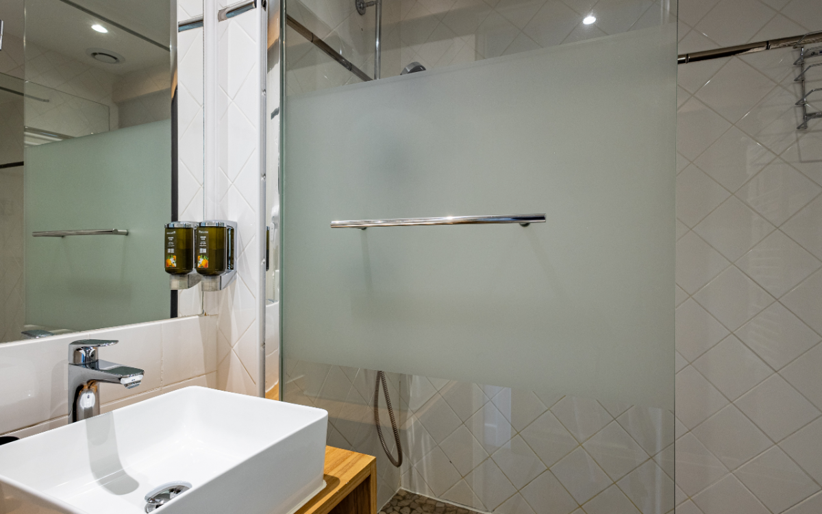 CHAMBRE CLASSIQUE-POUR 1 OU 2 PERSONNES CHAMBRE CLASSIQUE-POUR 1 OU 2 PERSONNES