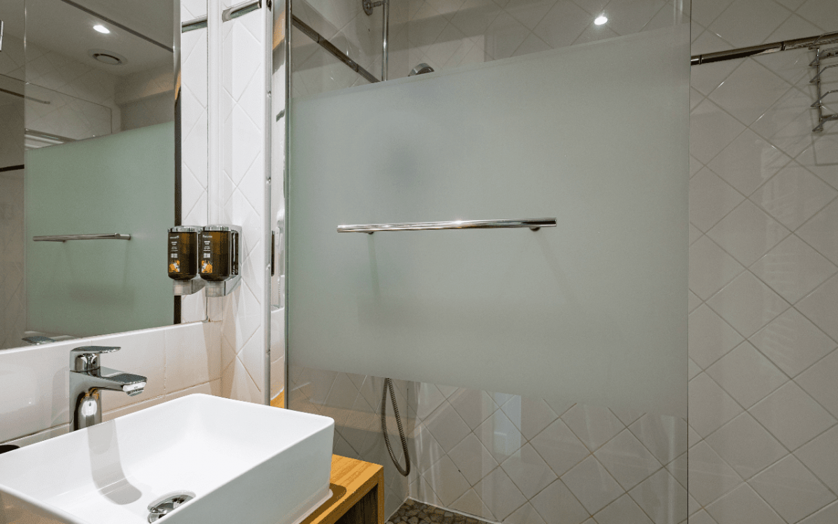 CLASSIC ROOM-FOR 1 OR 2 PERSONS CLASSIC ROOM-FOR 1 OR 2 PERSONS