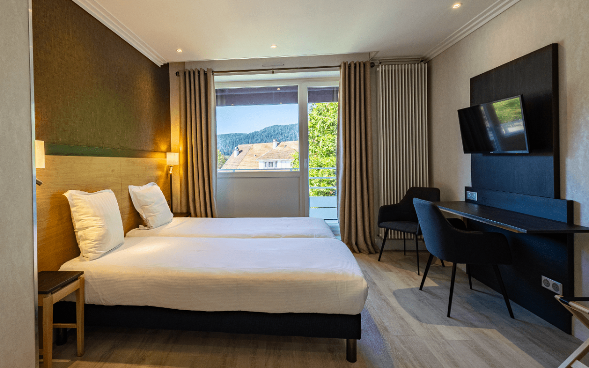 Room 410913-906757 Room 410913-906757