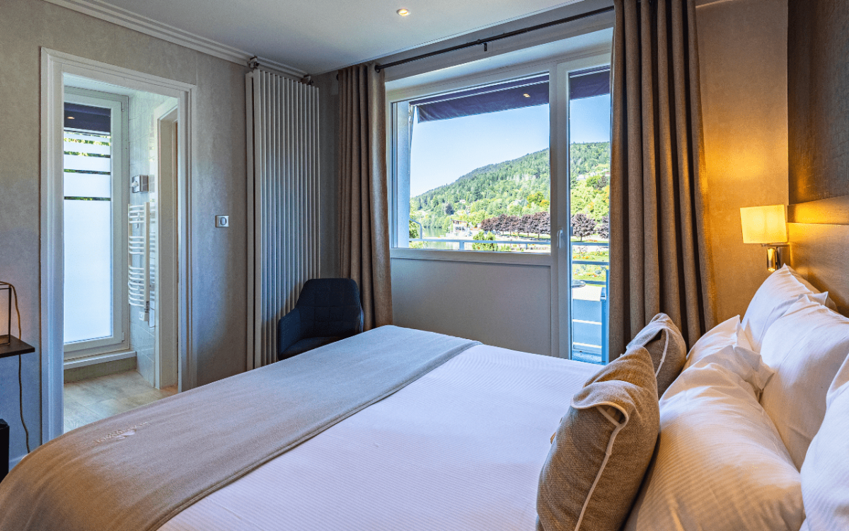 Room 410913-906757 Room 410913-906757