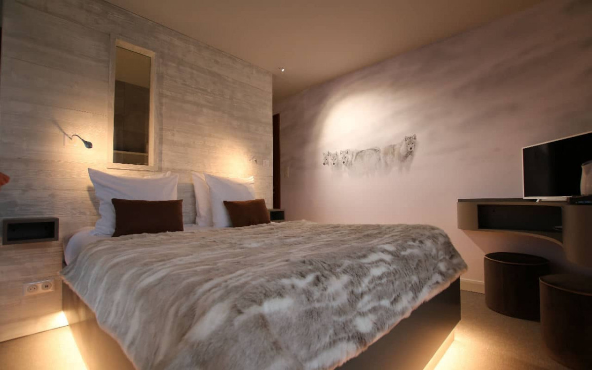 LOUP BLANC-NUIT EN CHAMBRE LOUP BLANC