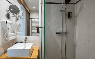 Room 152893-398878