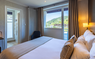 Room 410913-906757 Room 410913-906757