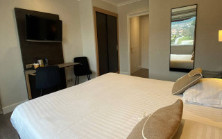 Room 410913-906757 Room 410913-906757